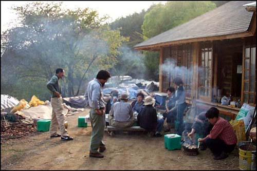 아궁이에서 내온 숯불에 굽는 삼겹살구이 